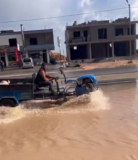 Kahta’ya Bağlı Narince’de Yağış Sonrası Yollar Göle Döndü