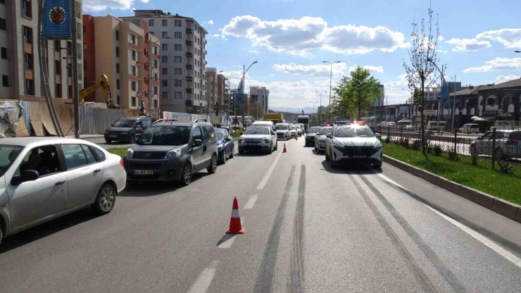 Malatya’da Çekici Refüje Çıktı, Trafik Kilitlendi