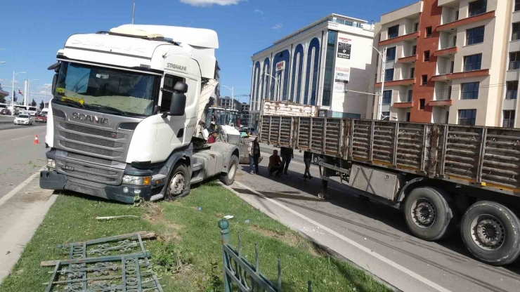 Malatya’da Çekici Refüje Çıktı, Trafik Kilitlendi