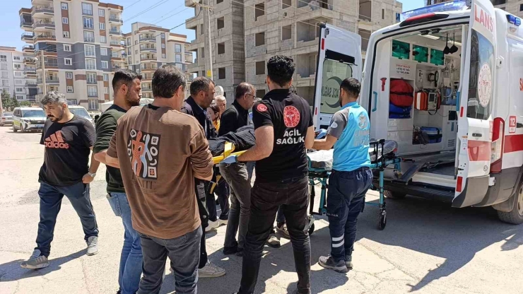 Hafif Ticari Araçla Çarpışan Motosiklet Sürücüsü Yaralandı