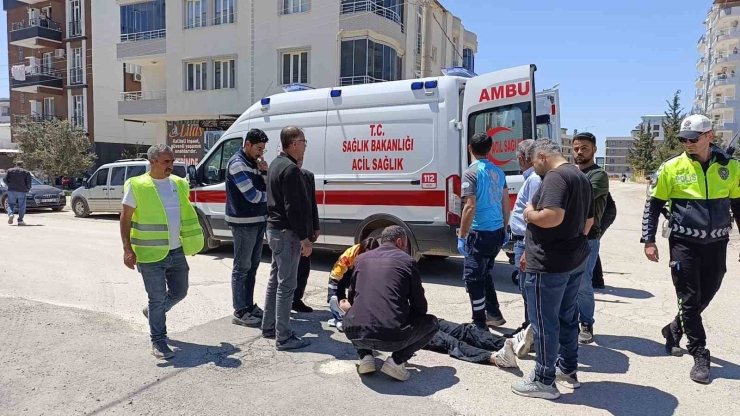 Hafif Ticari Araçla Çarpışan Motosiklet Sürücüsü Yaralandı