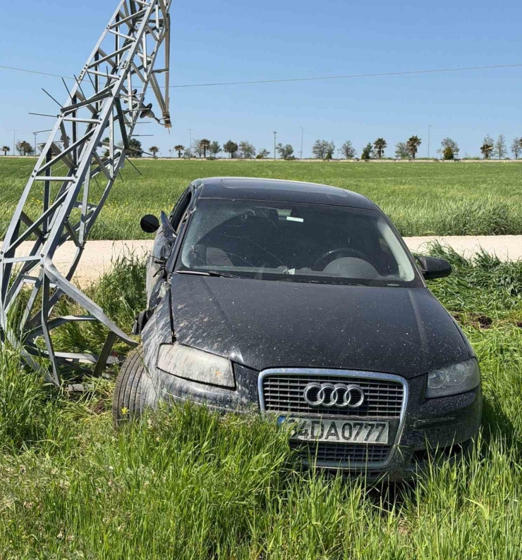 Kontrolden Çıkan Otomobil Elektrik Direğine Çarparak Durabildi