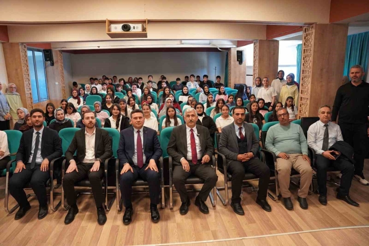 Kahta’da Öğrencilere Rol Model Söyleşisi Düzenlendi