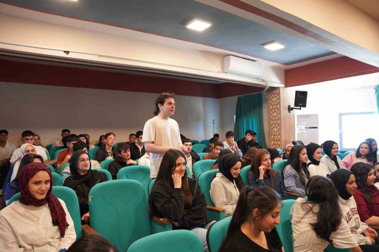Kahta’da Öğrencilere Rol Model Söyleşisi Düzenlendi