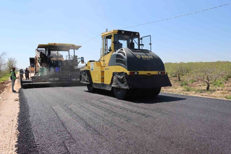 Şanlıurfa’da 14 Kilometrelik Grup Yolunda Asfalt Seferberliği Sürüyor