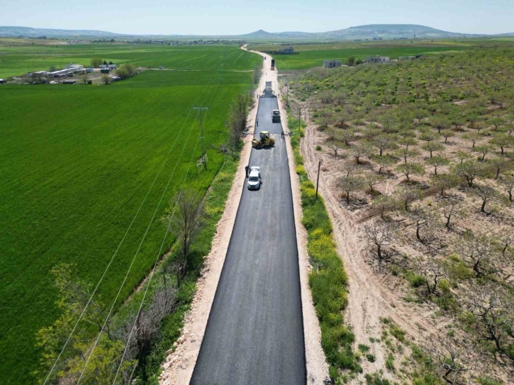 Şanlıurfa’da 14 Kilometrelik Grup Yolunda Asfalt Seferberliği Sürüyor