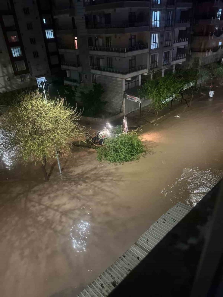 Siverek’te Dolu Ve Sağanak Hayatı Felç Etti