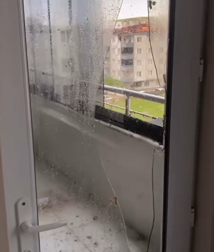 Gaziantep’te Şiddetli Yağış Bir Evin Çatısını Yıktı, Vatandaş Yaşadıklarını Canlı Yayında Ağlayarak Anlattı