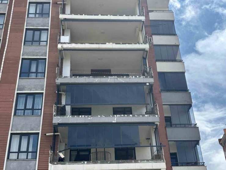 Gaziantep’teki ’süper Hücre’ Balkon Duvarlarını Yıktı, Camları Patlattı