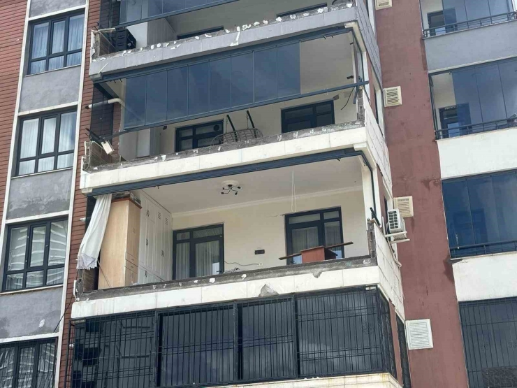 Gaziantep’teki ’süper Hücre’ Balkon Duvarlarını Yıktı, Camları Patlattı