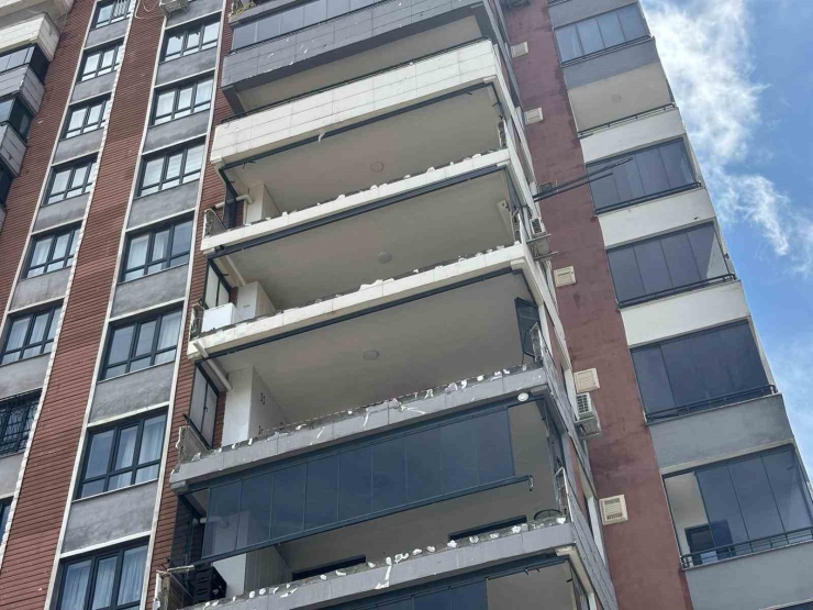 Gaziantep’teki ’süper Hücre’ Balkon Duvarlarını Yıktı, Camları Patlattı