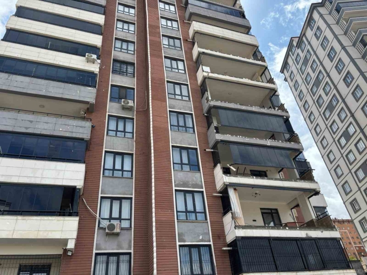 Gaziantep’teki ’süper Hücre’ Balkon Duvarlarını Yıktı, Camları Patlattı