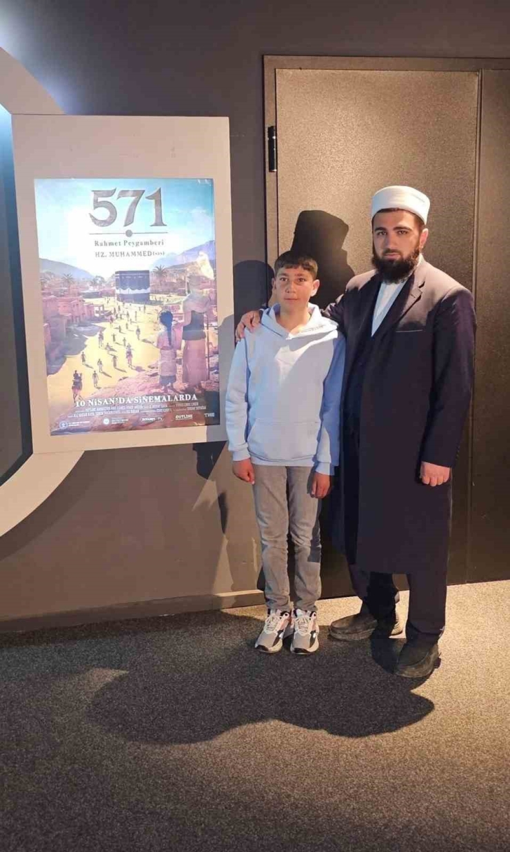 Cami İnşaatına Kumbarasını Bağışlayan Genç Ödüllendirildi