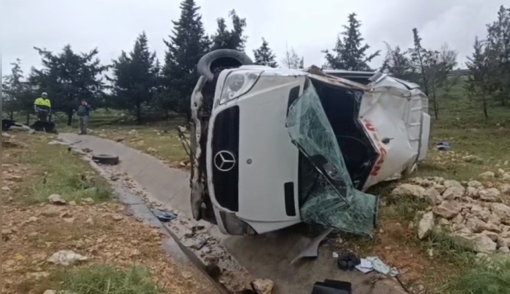Gaziantep’te Kontrolden Çıkan İşçi Servisi Şarampole Uçtu: 16 Yaralı