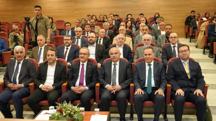 "küresel Kırılmalar Ve Yerel Dayanıklılık" Sempozyumu Gerçekleştirildi