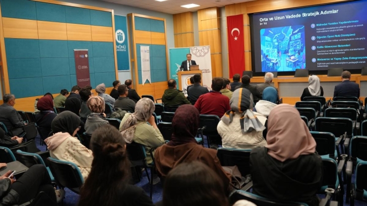 Rektör Akpolat, Dijital Çağda Üniversitelerin Geleceğini Anlattı