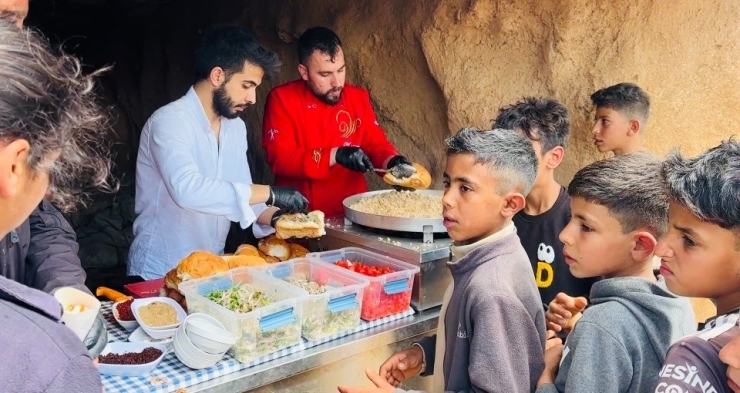 Şanlıurfa’da Gönüllü Berberler Çocukları Tıraş Etti