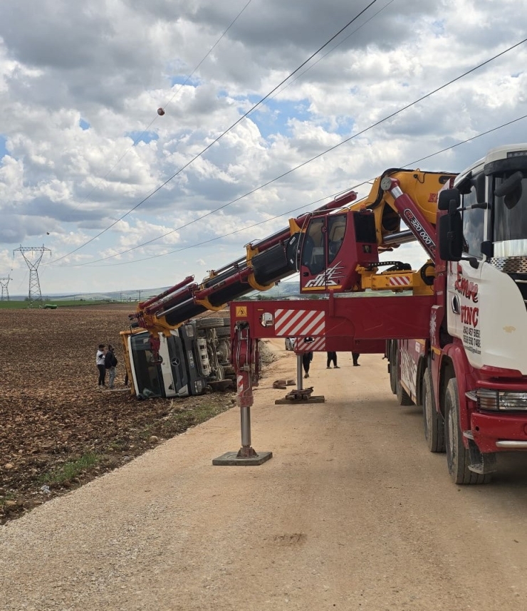 Adıyaman’da Su Tankeri Devrildi