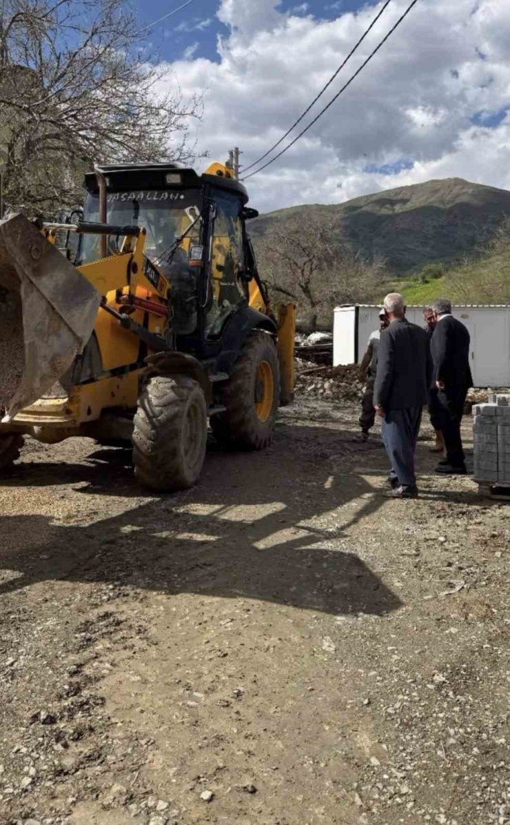 Çüngüş’te Yol Yapım Çalışmaları Devam Ediyor