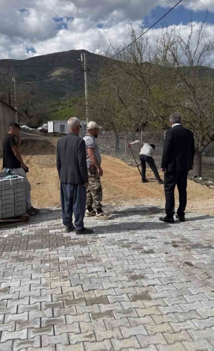 Çüngüş’te Yol Yapım Çalışmaları Devam Ediyor