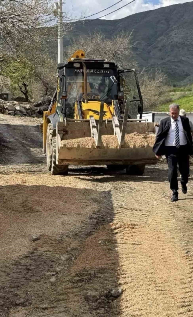 Çüngüş’te Yol Yapım Çalışmaları Devam Ediyor