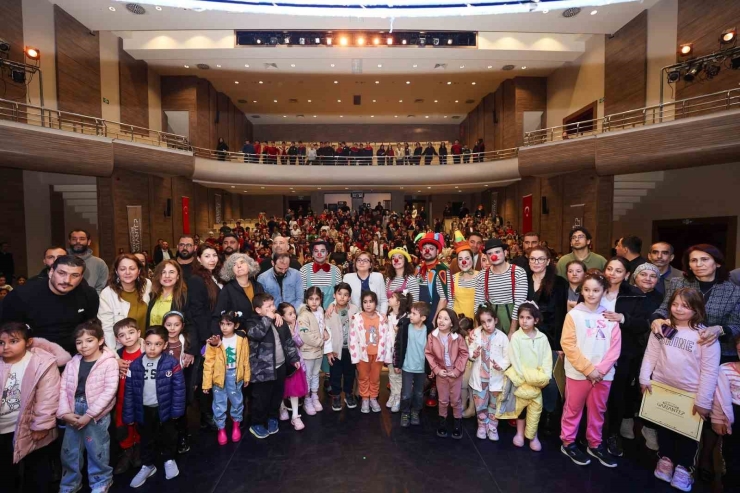 Büyükşehir, "benim Güzel Papuçlarım" Adlı Oyunun Prömiyerini Gerçekleştirdi