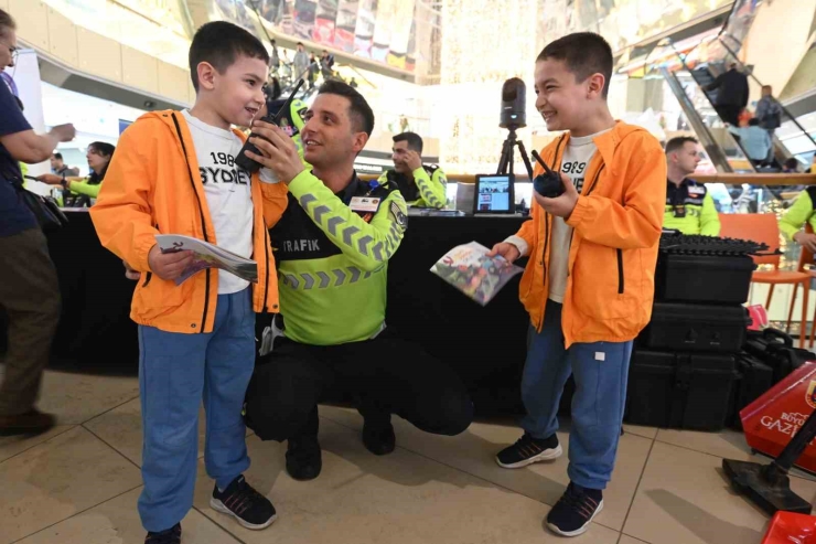 Jandarmadan Vatandaşlara Trafik Kuralları Hakkında Bilgilendirme Faaliyeti