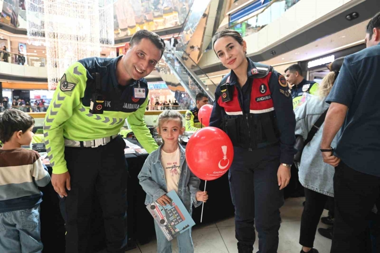 Jandarmadan Vatandaşlara Trafik Kuralları Hakkında Bilgilendirme Faaliyeti