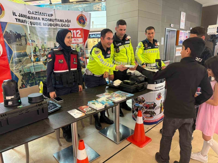 Jandarmadan Vatandaşlara Trafik Kuralları Hakkında Bilgilendirme Faaliyeti