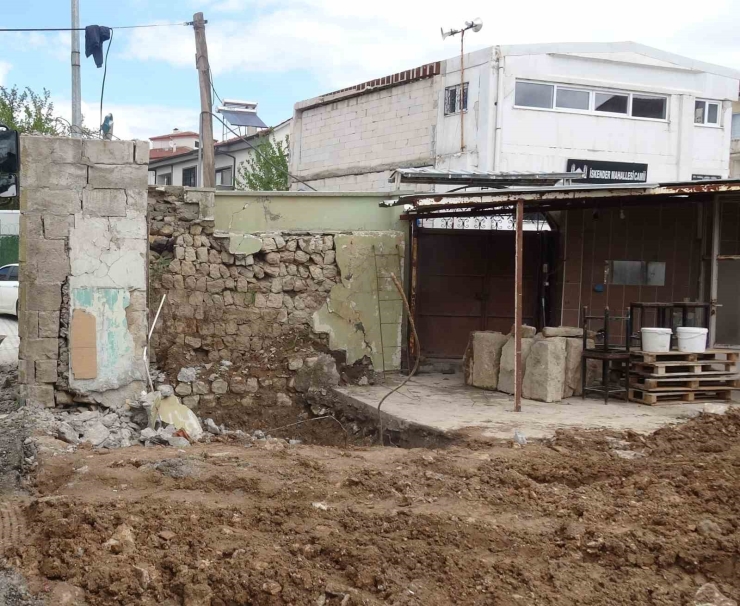 Kaçak Kazı İhbarında "altın Bulundu" İddiası Polisi Alarma Geçirdi