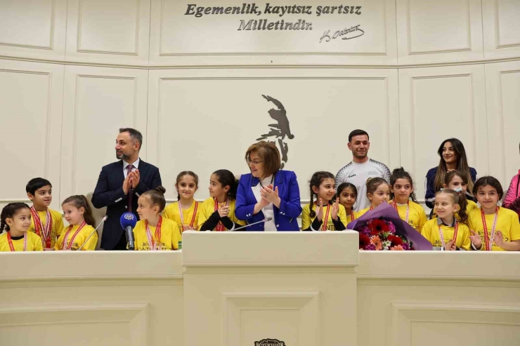 Başkan Şahin, Şampiyon Sporcularla Bir Araya Geldi