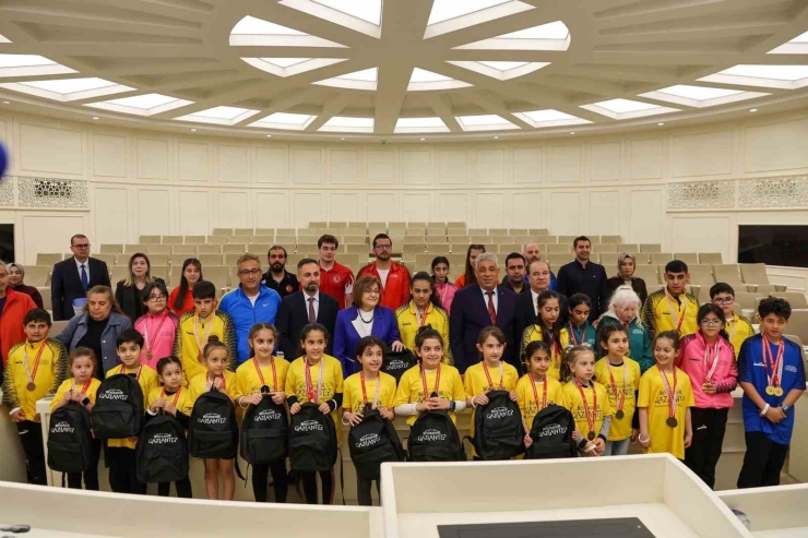 Başkan Şahin, Şampiyon Sporcularla Bir Araya Geldi
