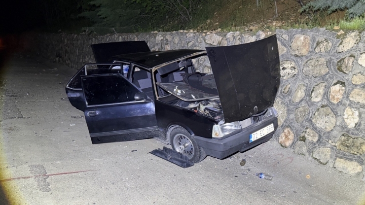Alkollü Sürücünün Kullandığı Otomobil, İstinat Duvarına Çarptı: 2 Yaralı