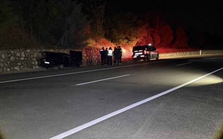 Alkollü Sürücünün Kullandığı Otomobil, İstinat Duvarına Çarptı: 2 Yaralı