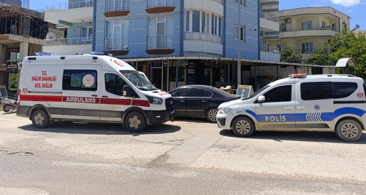 Balkona Çıkan Şahsı Ekipler İkna Ederek İndirdi