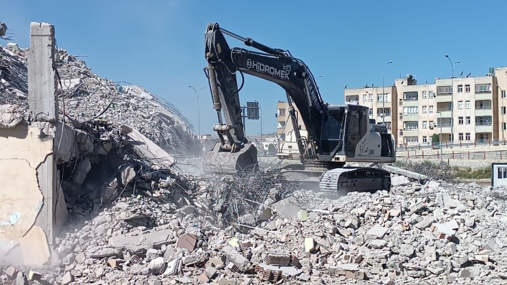 Yıkım Sırasında Paniğe Kapılan Öğrenciler Sağa Sola Kaçıştı