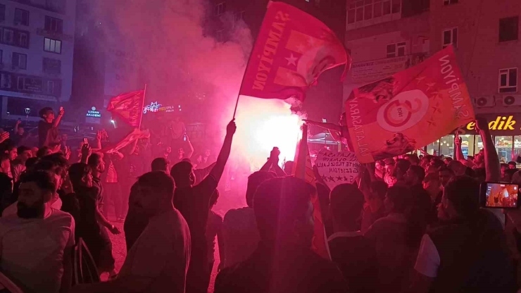 Şanlıurfa’da Galatasaraylı Taraftarlar Fenerbahçe’nin Maket Tabutuyla Şampiyonluk Kutladı