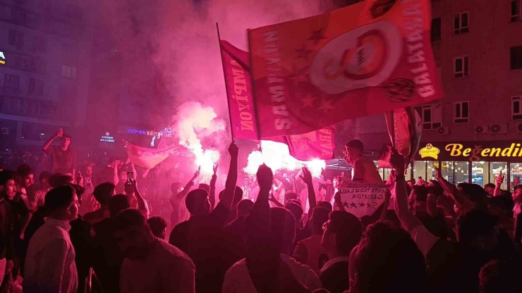 Şanlıurfa’da Galatasaraylı Taraftarlar Fenerbahçe’nin Maket Tabutuyla Şampiyonluk Kutladı