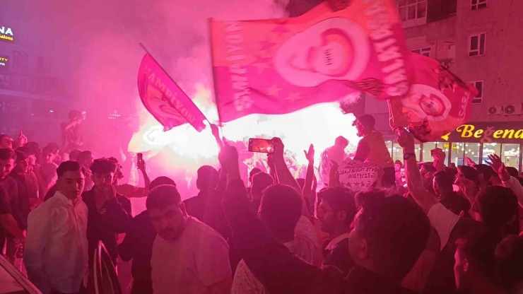 Şanlıurfa’da Galatasaraylı Taraftarlar Fenerbahçe’nin Maket Tabutuyla Şampiyonluk Kutladı