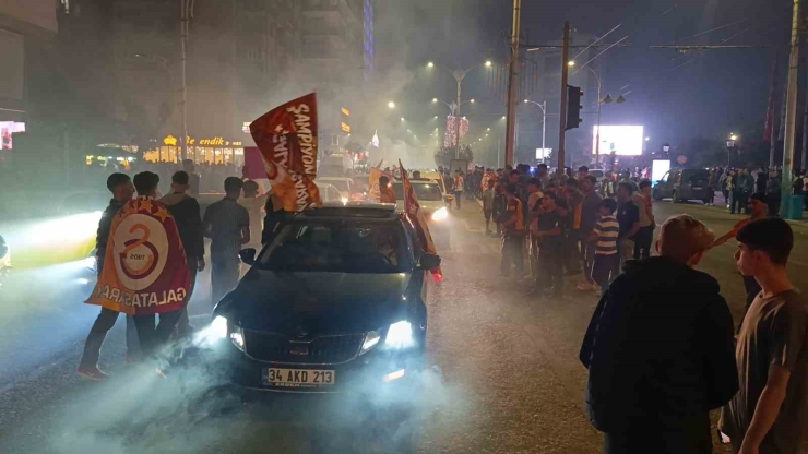 Şanlıurfa’da Galatasaraylı Taraftarlar Fenerbahçe’nin Maket Tabutuyla Şampiyonluk Kutladı