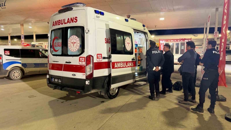 Kesici Aletle Kendine Zarar Veren Şahıs Hastaneye Kaldırıldı