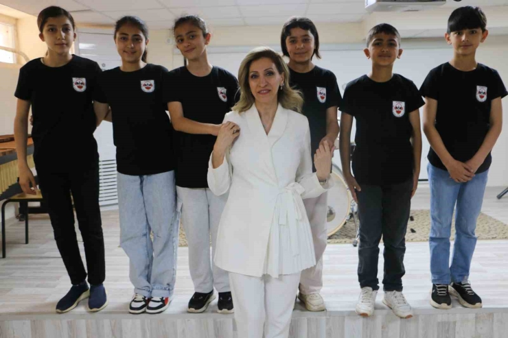 İşaret Diliyle Yürekten Beste: "sizi Ruhumla Duyabilirim"