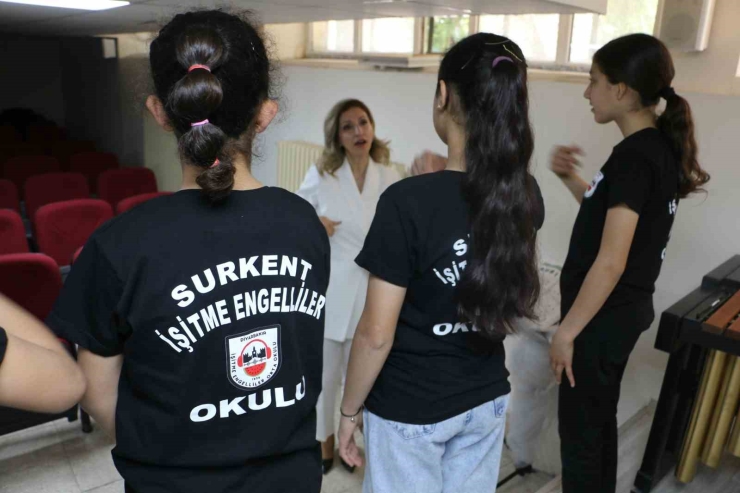 İşaret Diliyle Yürekten Beste: "sizi Ruhumla Duyabilirim"