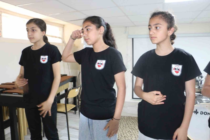 İşaret Diliyle Yürekten Beste: "sizi Ruhumla Duyabilirim"