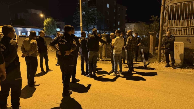 Ev Sahibi İle Kiracı Arasında Bıçaklı, Sopalı, Taşlı Kavga: 11 Yaralı