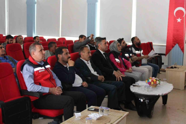 Dicle’de Çiftçiler Kırsal Kalkınma Yatırımlarının Desteklemeleri Hakkında Bilgilendirildi