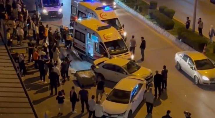 Gaziantep’te Ambulansın Karıştığı Zincirleme Kazada 3 Kişi Yaralandı