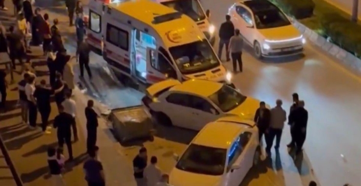 Gaziantep’te Ambulansın Karıştığı Zincirleme Kazada 3 Kişi Yaralandı