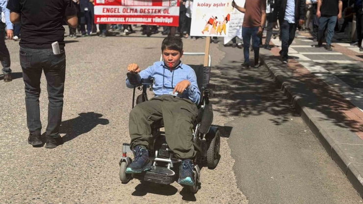 Siverek’te Engelliler Haftası Kapsamında Farkındalık Yürüyüşü Düzenlendi