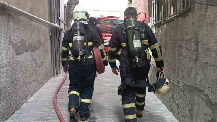 Apartmandan Yükselen Duman Ekipleri Alarma Geçirdi